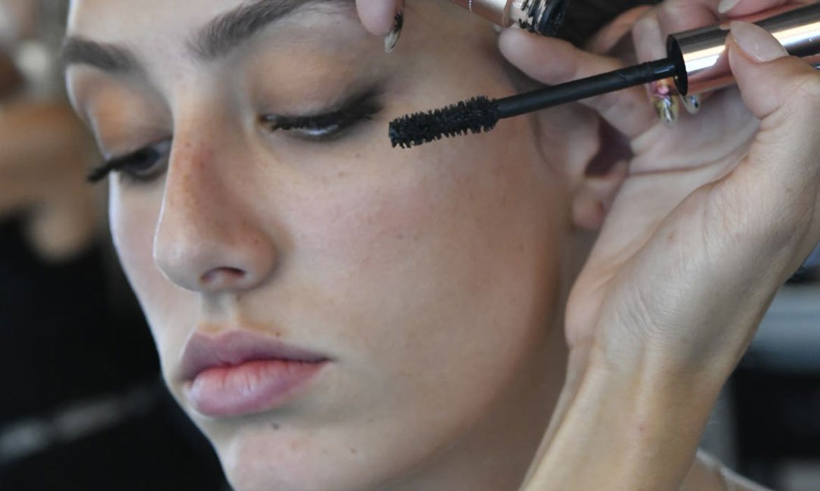 ¿Siempre va con máscara de pestañas? Pues si te ha tocado regalarle maquillaje lo tienes tirado. Elige la máscara de pestañas Lash Paradise de L’Oréal Paris y triunfa.